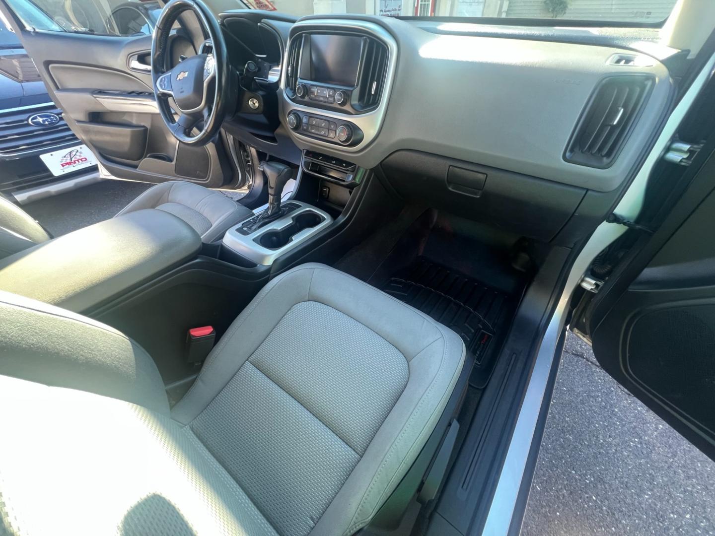 2015 SILVER /Gray Chevrolet Colorado LT CREW CAB 4WD Short Box (1GCGTBE36F1) with an 3.6L V6 DOHC 24V GAS engine, 6 SPEED AUTOMATIC transmission, located at 1018 Brunswick Ave, Trenton, NJ, 08638, (609) 989-0900, 40.240086, -74.748085 - A real nice Chevy Colorado Pick up Crew Cab!! All serviced up and ready for the road! Financing available - Photo#18